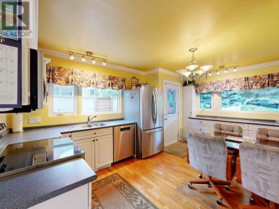 901 DUNDONALD Drive | Port Moody British Columbia | Slide Image Three