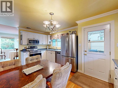 901 DUNDONALD Drive | Port Moody British Columbia | Slide Image Four