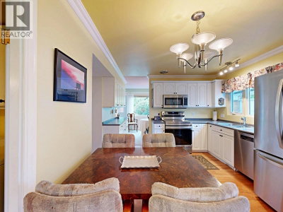 901 DUNDONALD Drive | Port Moody British Columbia | Slide Image Six