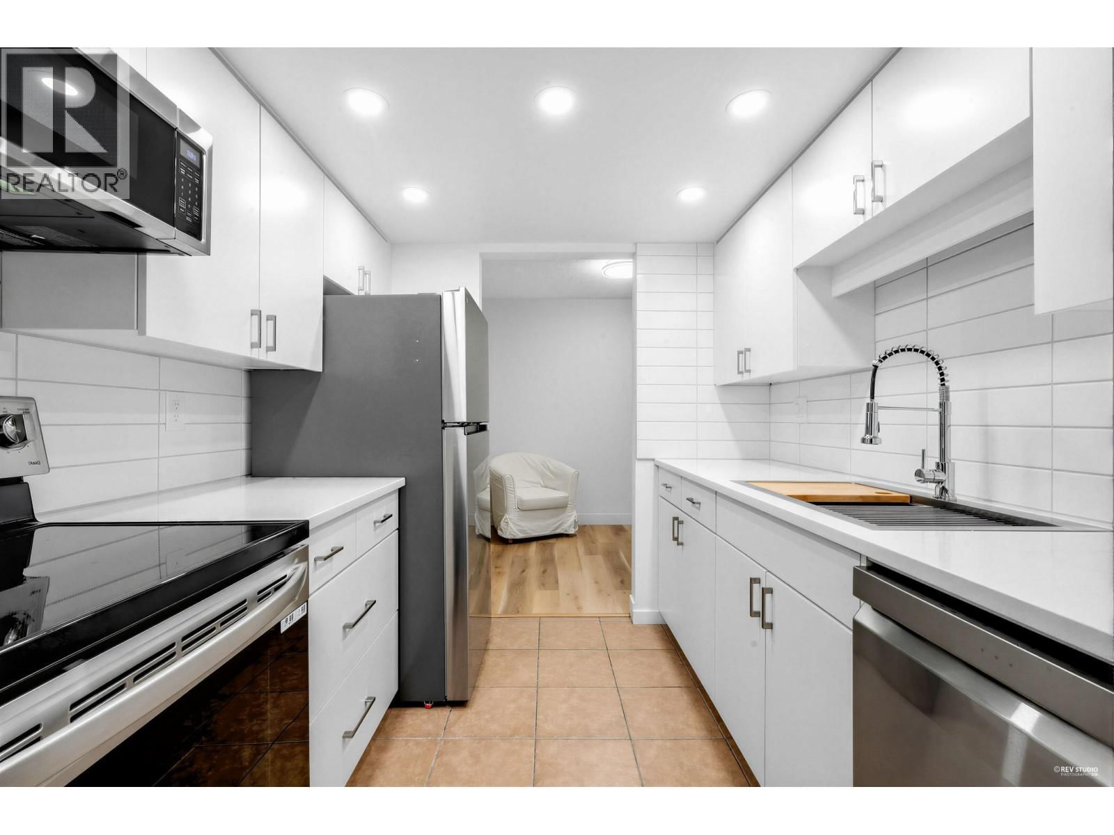 2925 GLEN Drive, Coquitlam, British Columbia V3B 7H9