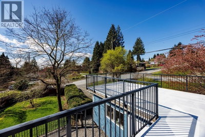 2094 VIEWLYNN Drive | North Vancouver British Columbia | Slide Image Ten