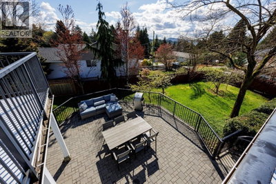 2094 VIEWLYNN Drive | North Vancouver British Columbia | Slide Image Fifteen