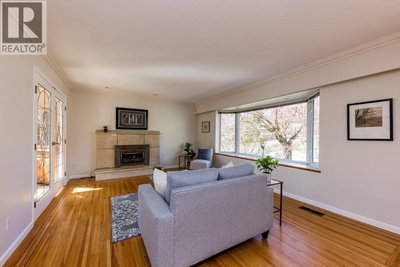 2094 VIEWLYNN Drive | North Vancouver British Columbia | Slide Image Thirty-one