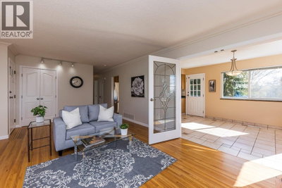 2094 VIEWLYNN Drive | North Vancouver British Columbia | Slide Image Six