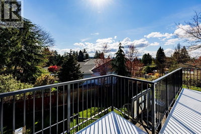2094 VIEWLYNN Drive | North Vancouver British Columbia | Slide Image Nine