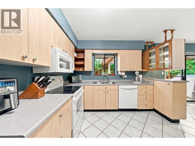 2161 FLORALYNN Crescent | North Vancouver British Columbia | Slide Image Ten