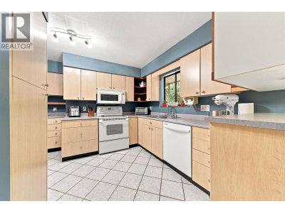2161 FLORALYNN Crescent | North Vancouver British Columbia | Slide Image Eight