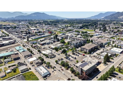 45948 CHESTERFIELD Avenue | Chilliwack British Columbia | Slide Image Four