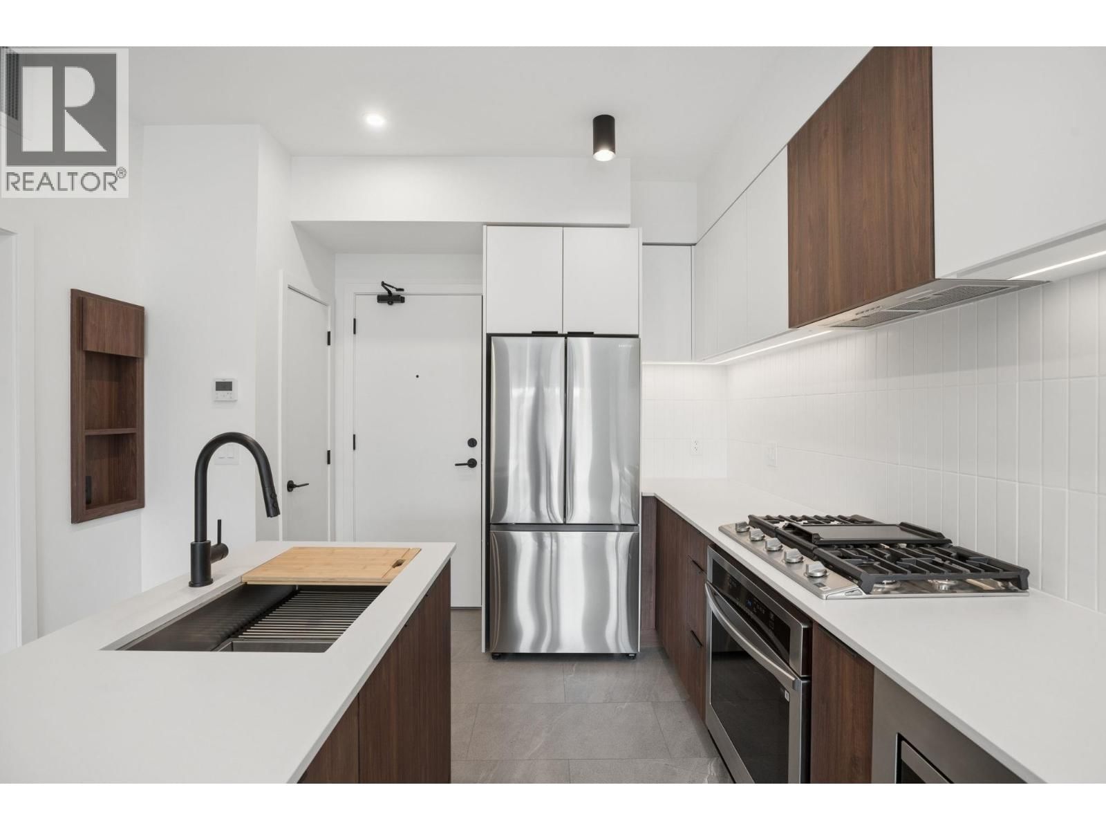 623 KEMSLEY Avenue, Coquitlam, British Columbia V3J 0L8