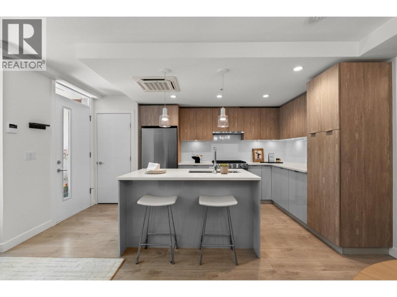 108 8TH Street North Vancouver British Columbia, V7L 1Y9 - 2 Bedrooms Condo For Sale