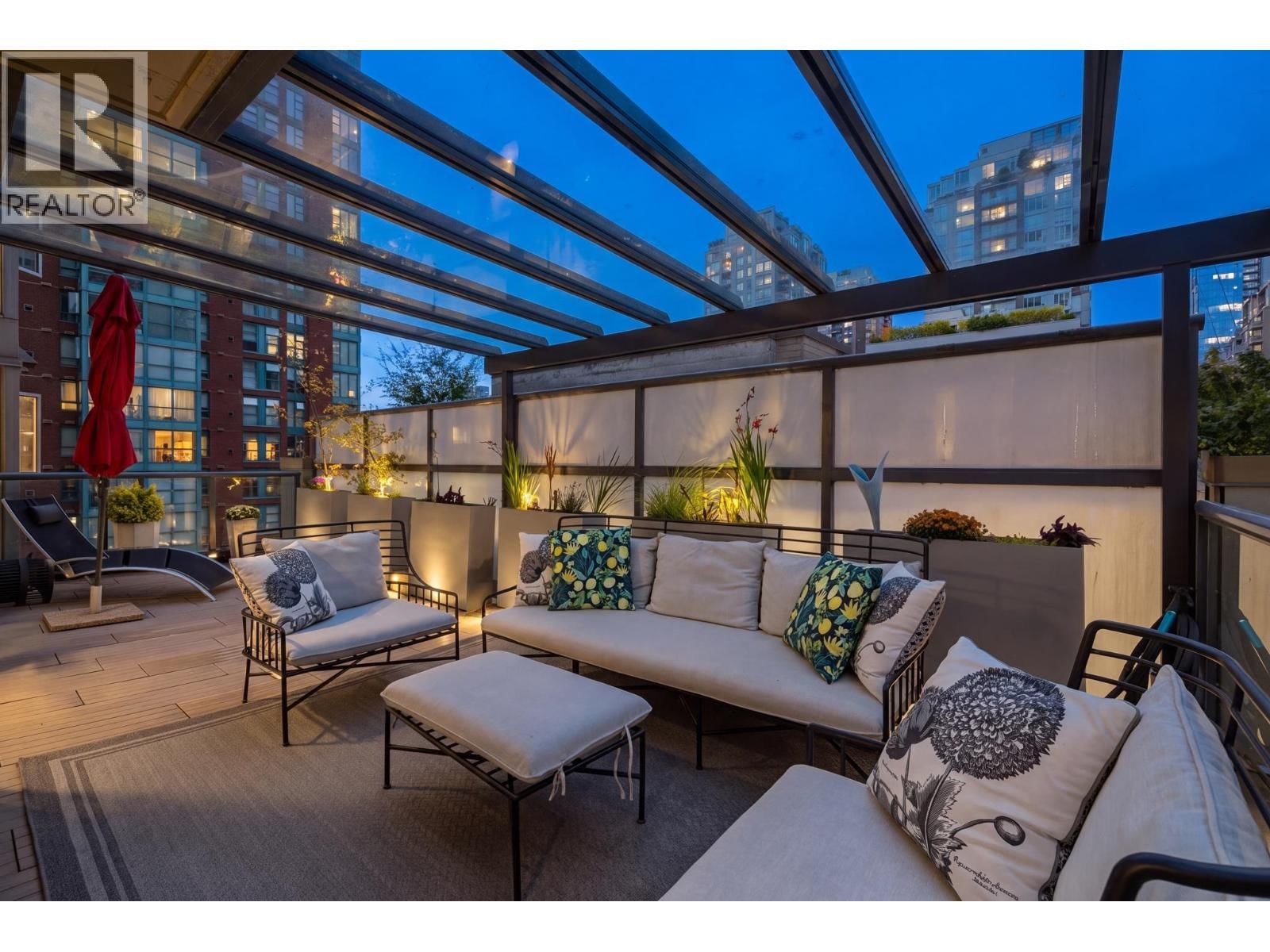 928 RICHARDS Street, Vancouver, British Columbia V6B 6P6