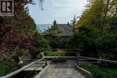 4052 MARINE Drive | West Vancouver British Columbia | Slide Image Seven