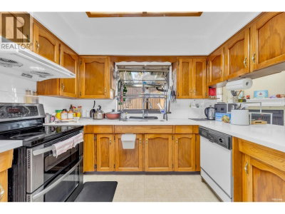 415 GOYER Court | Coquitlam British Columbia | Slide Image Sixteen