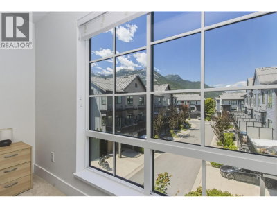 1329 HALYARD Place | Squamish British Columbia | Slide Image Twelve