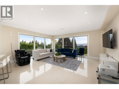 4716 SKYLINE Drive | North Vancouver British Columbia | Slide Image Thirteen