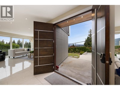 4716 SKYLINE Drive | North Vancouver British Columbia | Slide Image Twenty-four