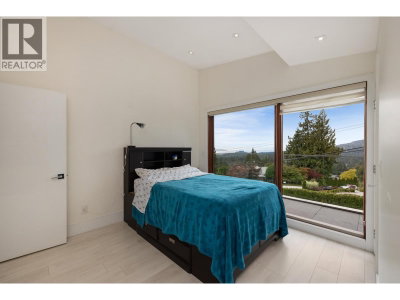 4716 SKYLINE Drive | North Vancouver British Columbia | Slide Image Thirty