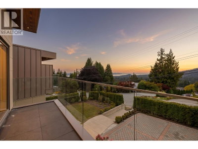 4716 SKYLINE Drive | North Vancouver British Columbia | Slide Image Four