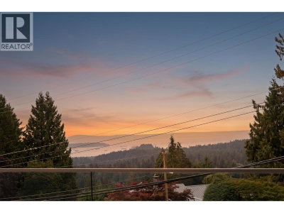 4716 SKYLINE Drive | North Vancouver British Columbia | Slide Image Five