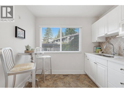 2329 MOUNTAIN Highway | North Vancouver British Columbia | Slide Image Eight