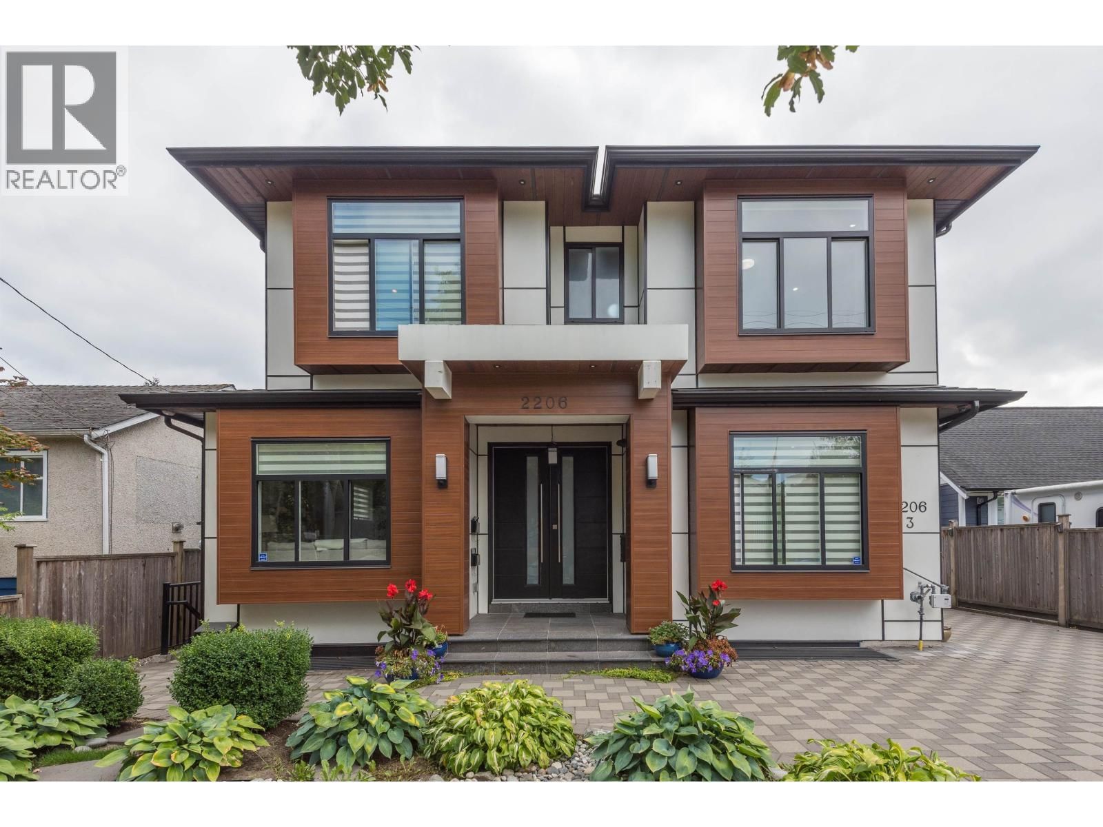 2206 LONDON Street, New Westminster, British Columbia V3M 3G2