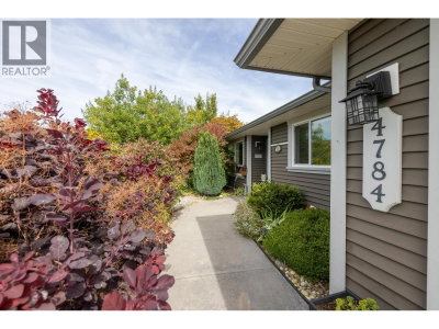 4784 TAMARACK Place | Sechelt British Columbia | Slide Image Two