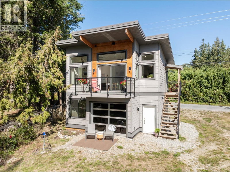 7835 REDROOFFS Road Halfmoon Bay British Columbia, V7Z 1A4 - 1 Bedroom Waterfront Home For sale