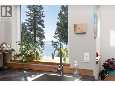 7835 REDROOFFS Road | Halfmoon Bay British Columbia | Slide Image Seven