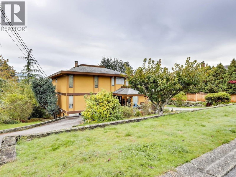 534 BEACHVIEW Drive North Vancouver British Columbia, V7G 1P9 - 5 Bedrooms Home For Sale