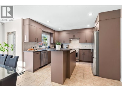 2020 PARKWAY Boulevard | Coquitlam British Columbia | Slide Image Twelve