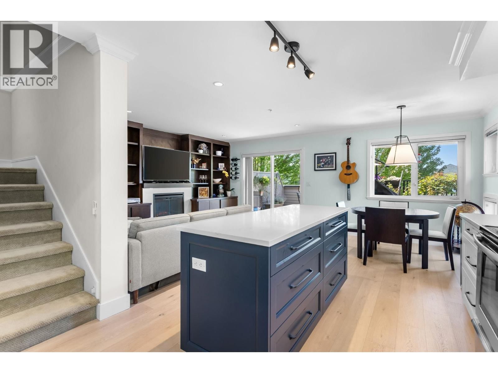 1121 ST. ANDREWS Avenue, North Vancouver, British Columbia V7L 0A6