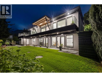 255 SANDRINGHAM Crescent | North Vancouver British Columbia | Slide Image Two