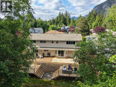1510 MACDONALD Place | Squamish British Columbia | Slide Image Twenty