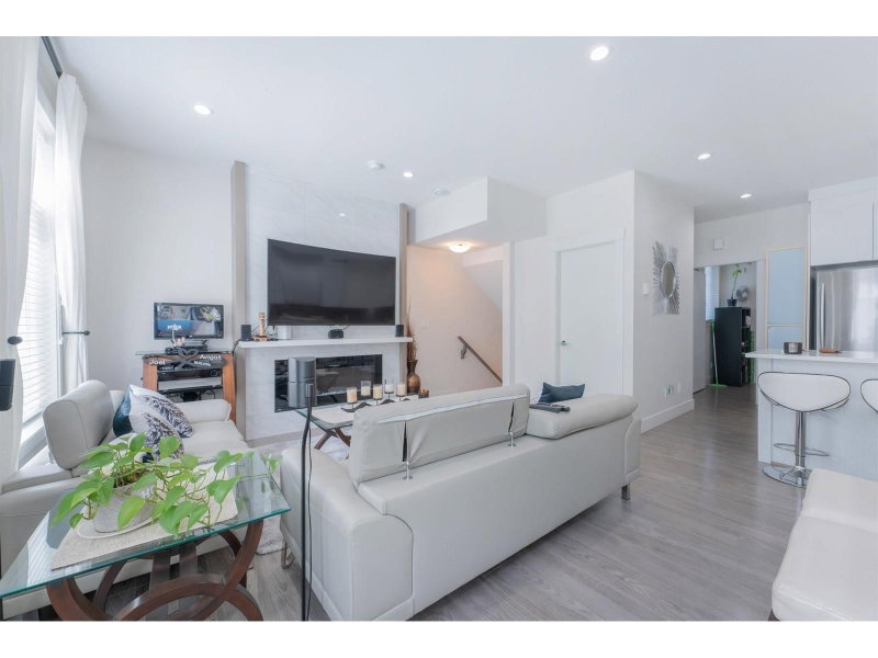 11267 133 Street Surrey British Columbia, V3R 0E3 - 5 Bedrooms Condo For Sale