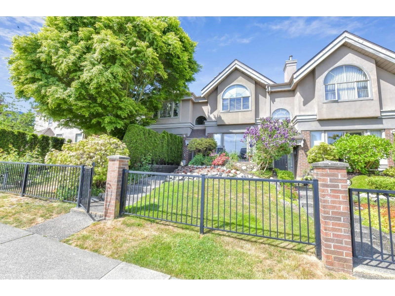 15415 RUSSELL Avenue White Rock British Columbia, V4B 2R5 - 3 Bedrooms Condo For Sale