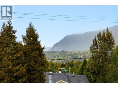 2015 ST. JOHNS Street | Port Moody British Columbia | Slide Image Six