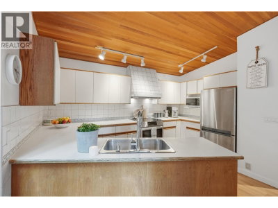 2207 TANAGER Place | North Vancouver British Columbia | Slide Image Thirteen