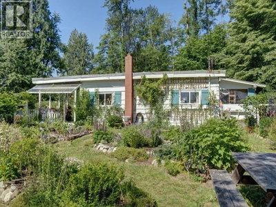 947 NORTH Road | Gibsons British Columbia | Slide Image Two