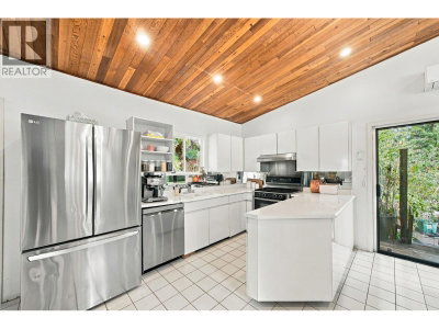 2787 PANORAMA Drive | North Vancouver British Columbia | Slide Image Ten