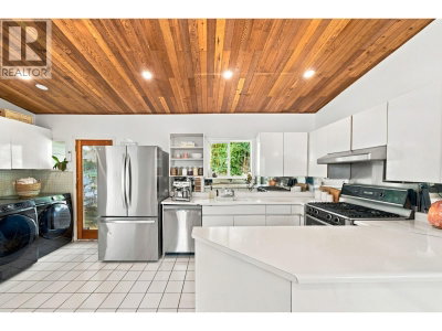 2787 PANORAMA Drive | North Vancouver British Columbia | Slide Image Thirteen