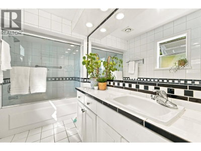 2787 PANORAMA Drive | North Vancouver British Columbia | Slide Image Sixteen