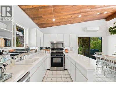 2787 PANORAMA Drive | North Vancouver British Columbia | Slide Image Nine