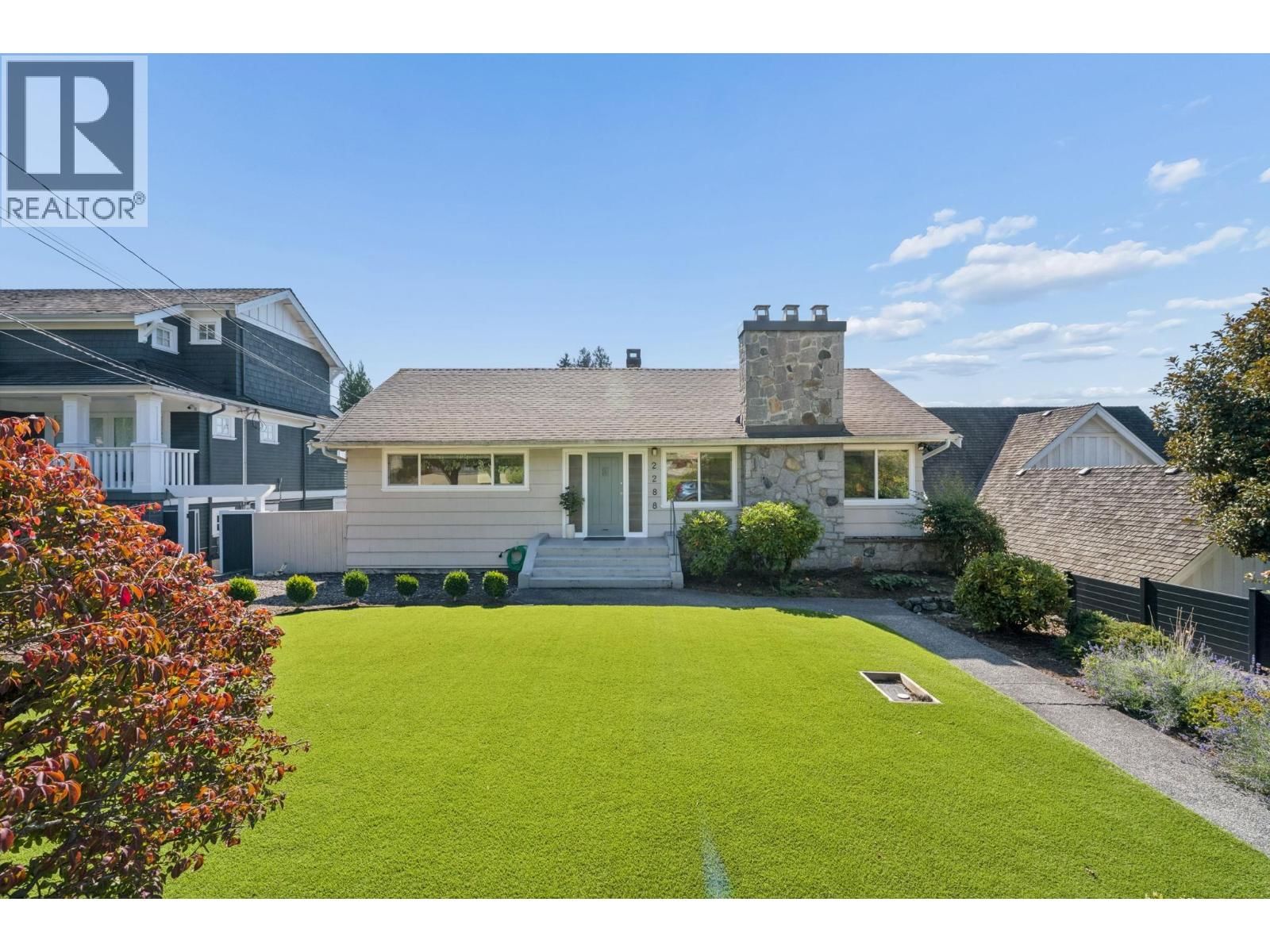 2288 KINGS Avenue, West Vancouver, British Columbia V7V 2C2