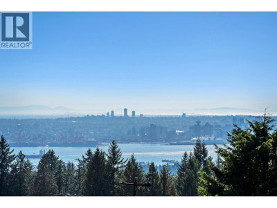 4812 SKYLINE Drive | North Vancouver British Columbia | Slide Image Twelve