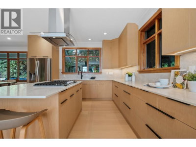 4812 SKYLINE Drive | North Vancouver British Columbia | Slide Image Six