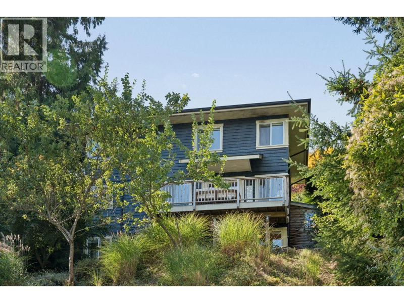 965 VILLAGE Drive Bowen Island British Columbia, V0N 1G1 - 5 Bedrooms Home For Sale