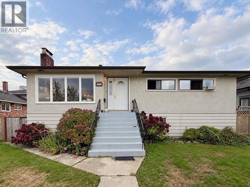 4238 PRICE Crescent Burnaby British Columbia, V5G 2N1 - 6 Bedrooms Home For Sale