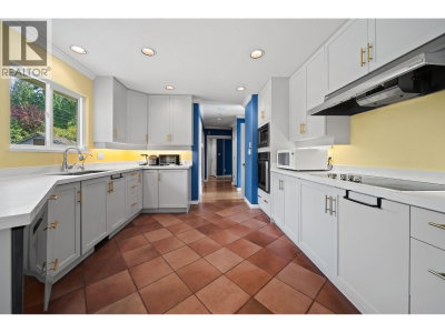 535 STEVENS Drive | West Vancouver British Columbia | Slide Image Eight