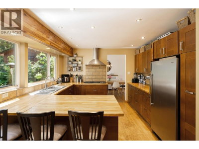 1529 WHITESAILS Drive | Bowen Island British Columbia | Slide Image Ten
