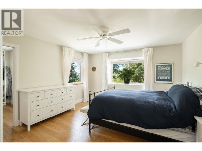 1529 WHITESAILS Drive | Bowen Island British Columbia | Slide Image Thirteen